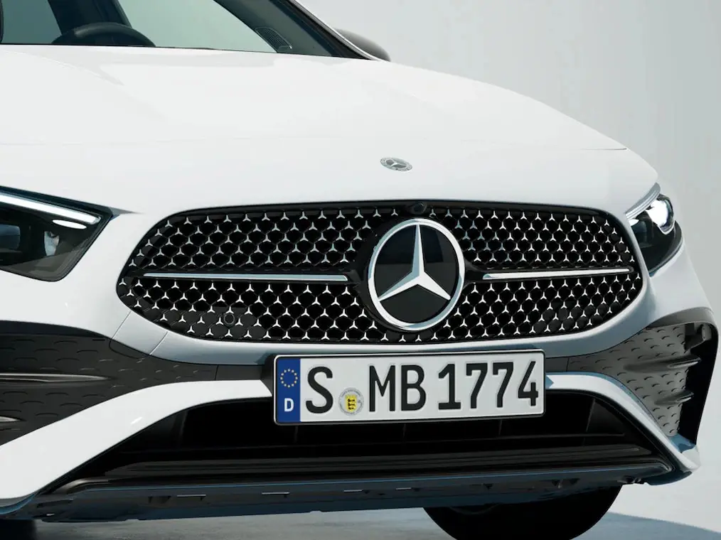A-200-Sedan-Progressive-Line-FL-Close-up of the cockpit with displays in a Mercedes-Benz C-Class