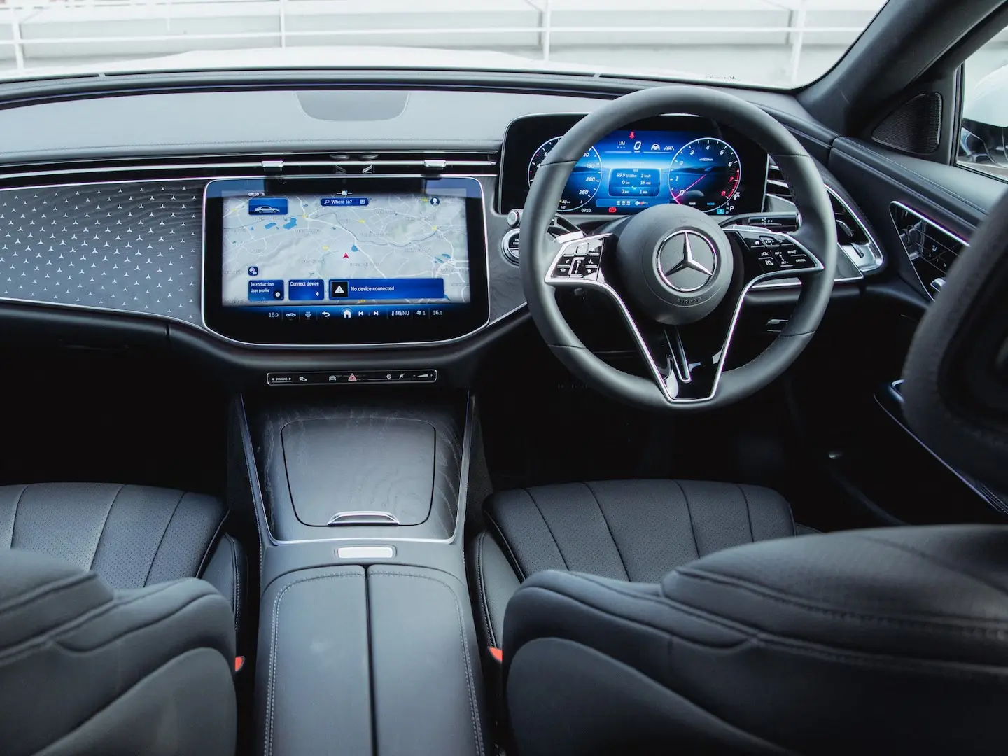 preowned-E200-Close-up-of-the-cockpit-with-displays-in-a-Mercedes-Benz-E-Class