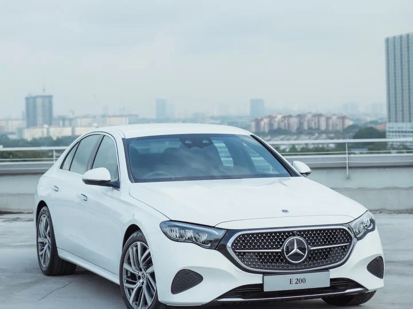 preowned-E200-Frontal-side-view-of-a-Mercedes-Benz-E