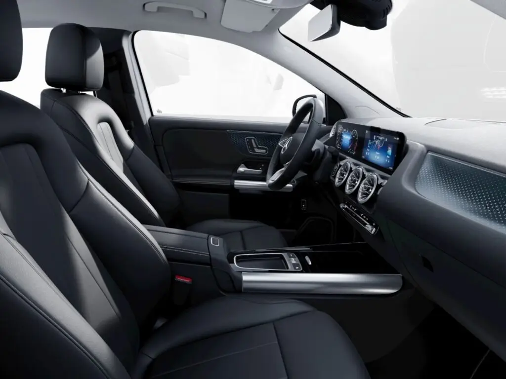 preowned-GLA-Close-up-of-the-cockpit-with-displays-in-a-Mercedes-Benz