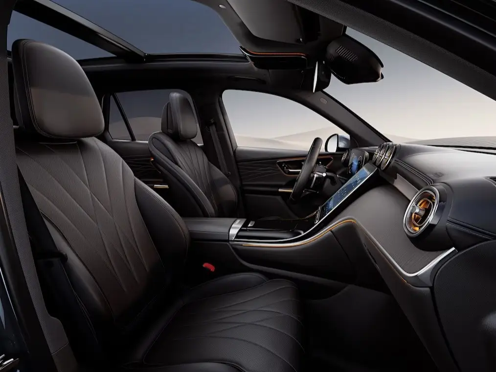 preowned GLC-Close-up of the cockpit with displays in a Mercedes-Benz GLC